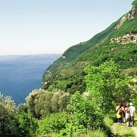 Grosszuegiges Mit Seeblick Und Garten In Ruhiger Lage Von Am Gardasee Semesterbostad Tignale