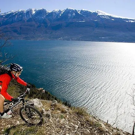 Semesterbostad Grosszuegiges Mit Seeblick Und Garten In Ruhiger Lage Von Am Gardasee *