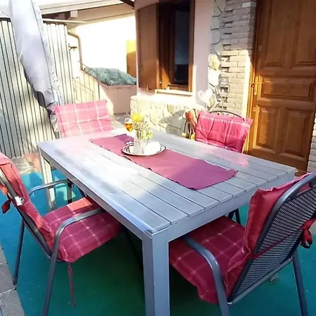 Grosszuegiges Mit Seeblick Und Garten In Ruhiger Lage Von Am Gardasee *