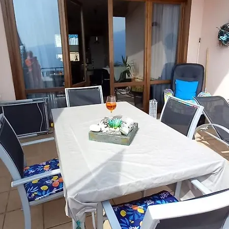 Grosszuegiges Mit Seeblick Und Garten In Ruhiger Lage Von Am Gardasee *
