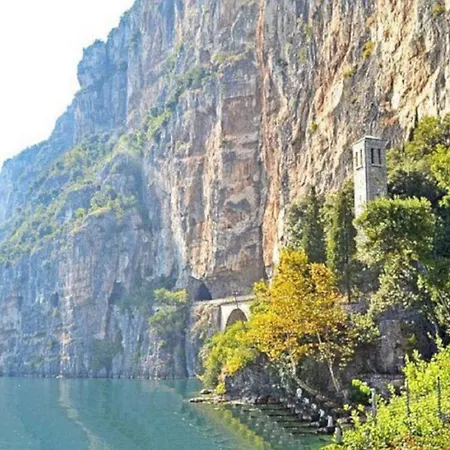 Grosszuegiges Mit Seeblick Und Garten In Ruhiger Lage Von Am Gardasee 別荘