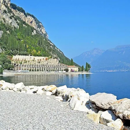 Grosszuegiges Mit Seeblick Und Garten In Ruhiger Lage Von Am Gardasee 別荘 ティニャーレ