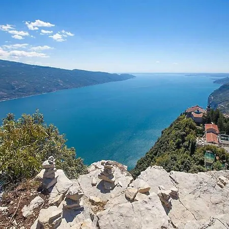 Casa de Férias Grosszuegiges Mit Seeblick Und Garten In Ruhiger Lage Von Am Gardasee *