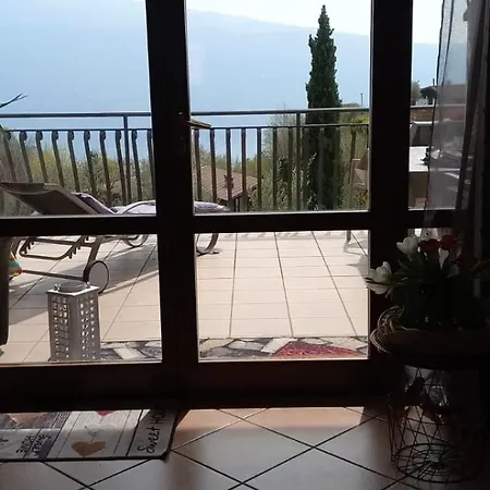Grosszuegiges Mit Seeblick Und Garten In Ruhiger Lage Von Am Gardasee *
